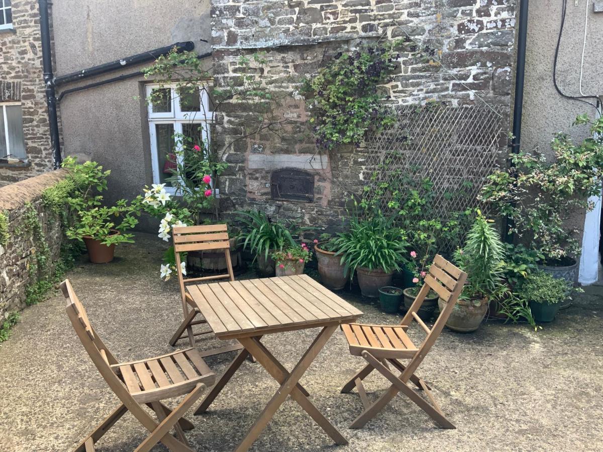 Higher Biddacott Farm Bed & Breakfast Chittlehampton Exterior photo